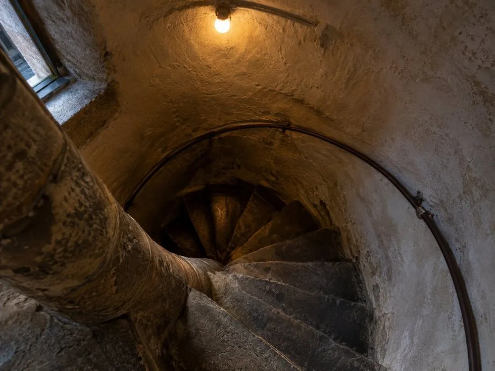 Die Wendeltreppe hinab von einem Mietshaus-Treppenhaus